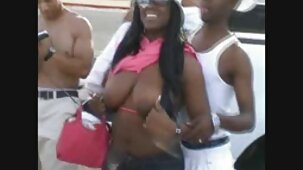 Il n'y a qu'un seul lit, alors pendant que ma copine dort, film porno vierge mon copain me baise