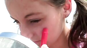 Lequel des jouets géants mettre dans votre chatte est le dilemme d'une video de sexe vierge fille