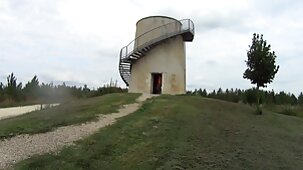 Couple baise dans film x vierge une grotte lors d'une randonnée