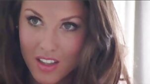 Nadya saute sur la bite élastique de femme vierge porn son mari