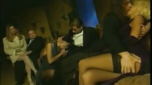 Pénètre doucement dans la chatte serrée d'une jeune Lily sexx vierge