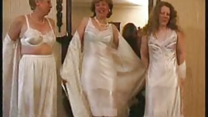 Une énorme bite vole dans une douce film x vierge chatte