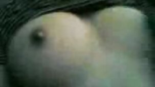 Sexe film porno de fille vierge sous-marin sur une plage rocheuse publique