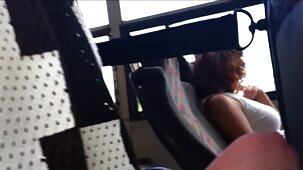 Elle ignore se fourrer dans la chatte xnxx vierge en lisant un livre