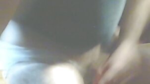 Modèle de fitness donné sous la douche sexx vierge