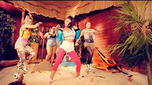 Fille dépravée autorisée à film porno fille vierge se baiser et à jouir sur son cul