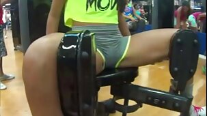 Une étudiante de 18 ans se masturbe la femme vierge xxx chatte juteuse