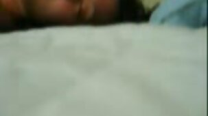 Une caméra espion cachée dans les film porno filles vierges toilettes brûle de jeunes génisses à l'institut