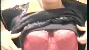 J'ai mis mes doigts dans la culotte de mon amie pour entendre ses mignons porn vierg gémissements