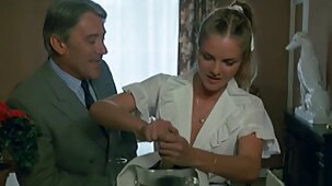 Porno dans les toilettes d'une discothèque xxl video vierge en caméra cachée