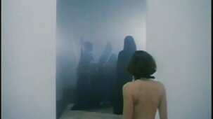 Sexe en POV comme une bite difficile à pénétrer dans une chatte porn viarge serrée et très humide