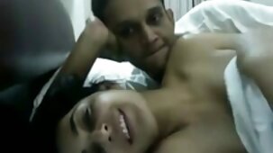 Frère a finalement persuadé sa sœur porno vierge arabe d'avoir leur premier rapport sexuel
