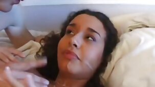 Putain aime le sexe et éjacule sur une grosse bite qui se fait éjaculer dans sa chatte film porno fille vierge serrée et humide