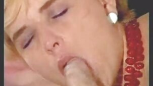 Amante mature fouettant pendant qu'elle baise au téléphone avec film x vierge son mari