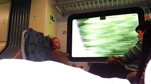 La xnxx vierge vierge se déshabille et montre l'hymen