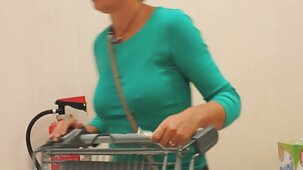 Sous la xxx video vierge robe d'une fille russe chevauchant un escalator