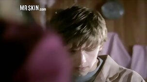 Petite mamelon se porno fille arabe vierge déshabille magnifiquement et caresse sa chatte humide