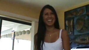 La jeune secrétaire s'excite avec les doigts avant l'arrivée du patron femme vierge xxx