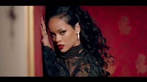 Plug anal inséré et film porno avec fille vierge baisée en levrette