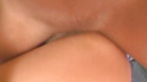 J'ai plusieurs orgasmes quand ce gros poing me film porno vierge baise le cul