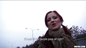 La film porno filles vierges langue a marché sur les lèvres et le clitoris