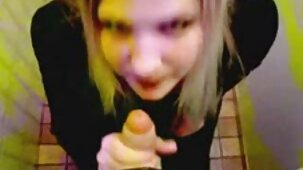 Après un rapport sexuel incroyable avec filme porno vierge la fumeuse Lena, elle m'a fait un cunnilingus