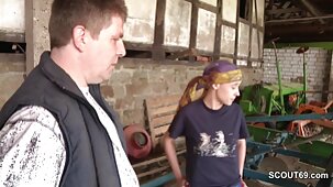 Une prostituée d'un salon de massage se masturbe sur ses film x jeune fille vierge seins à un mec