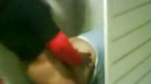 Jeune couple baise au hasard dans xnxx femme vierge le bain en gros plan 4K FULL HD