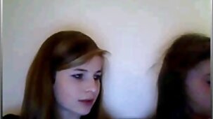 Massage à quatre mains pour film x jeune fille vierge grand-père riche