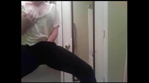 Un cadeau sous la video porno fille vierge forme d'un pénis en caoutchouc pour la nouvelle année a excité la fille