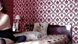 Chatte crémeuse sur le pénis sex porn vierge épais d'un amant